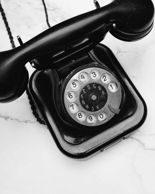 Vintage draaischijftelefoon op een marmeren ondergrond